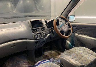 Подержанный автомобиль Toyota Raum 2000 года (10 фото)