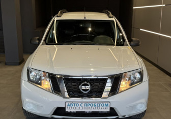 Подержанный автомобиль Nissan Terrano 2014 года (3 фото)