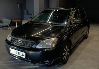 Подержанный автомобиль Toyota Corolla Hatchback 2003 года (4 фото)