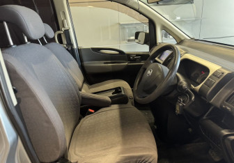 Подержанный автомобиль Nissan Serena Minivan 2006 года (9 фото)