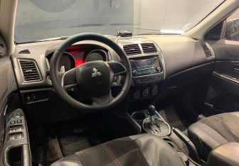 Подержанный автомобиль Mitsubishi ASX 2014 года (10 фото)