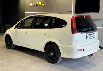 Подержанный автомобиль Honda Stream 2003 года (7 фото)