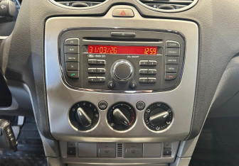 Подержанный автомобиль Ford Focus Hatchback 2010 года (11 фото)