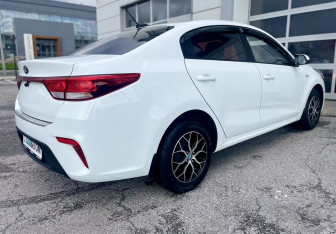 Подержанный автомобиль Kia Rio Sedan 2019 года (12 фото)