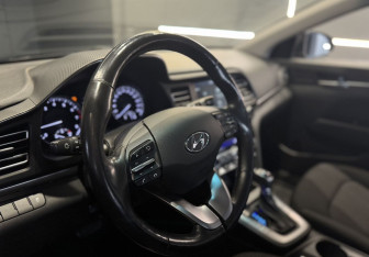 Подержанный автомобиль Hyundai Elantra Sedan 2019 года (9 фото)