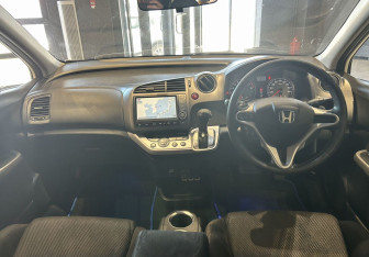 Подержанный автомобиль Honda Stream 2009 года (13 фото)