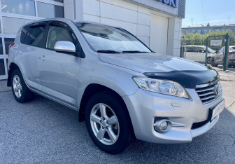 Подержанный автомобиль Toyota RAV4 2010 года (3 фото)