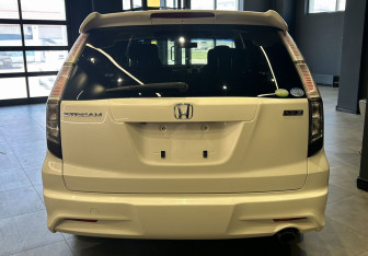 Подержанный автомобиль Honda Stream 2009 года (7 фото)