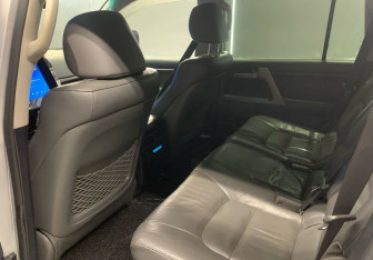 Подержанный автомобиль Toyota Land Cruiser Suv 2009 года (8 фото)