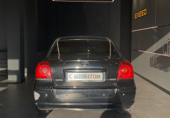 Подержанный автомобиль Toyota Avensis Sedan 2004 года (6 фото)