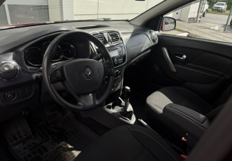 Подержанный автомобиль Renault Sandero 2015 года (10 фото)