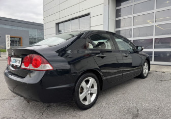 Подержанный автомобиль Honda Civic Sedan 2007 года (12 фото)