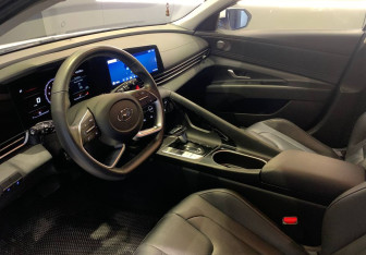 Подержанный автомобиль Hyundai Elantra Sedan 2020 года (13 фото)