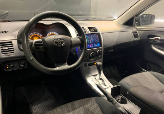 Подержанный автомобиль Toyota Corolla Sedan 2011 года (9 фото)
