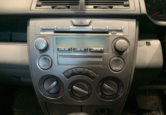 Подержанный автомобиль Mazda Demio 2006 года (12 фото)