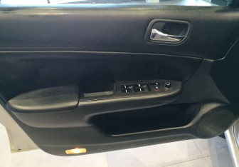 Подержанный автомобиль Honda Accord Sedan 2004 года (9 фото)