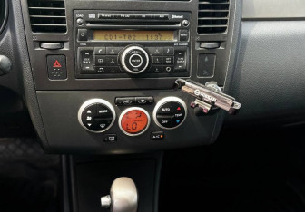 Подержанный автомобиль Nissan Tiida Hatchback 2010 года (12 фото)