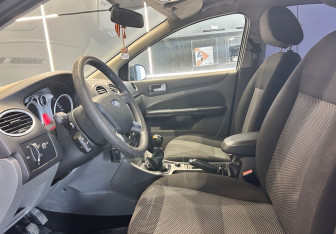 Подержанный автомобиль Ford Focus Hatchback 2010 года (15 фото)