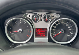 Подержанный автомобиль Ford Focus Hatchback 2008 года (12 фото)