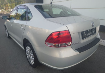 Подержанный автомобиль Volkswagen Polo Sedan 2012 года (13 фото)