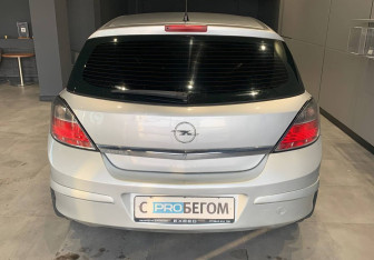 Подержанный автомобиль Opel Astra Sedan 2008 года (6 фото)