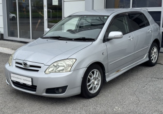 Подержанный автомобиль Toyota Corolla Hatchback 2004 года (2 фото)