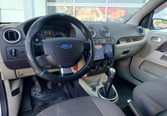 Подержанный автомобиль Ford Fusion 2006 года (7 фото)