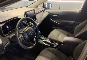 Подержанный автомобиль Toyota Corolla Sedan 2019 года (10 фото)