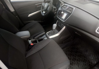 Подержанный автомобиль Suzuki SX4 Hatchback 2018 года (14 фото)