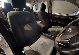 Подержанный автомобиль Toyota Corolla Sedan 2018 года (15 фото)