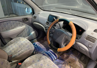 Подержанный автомобиль Toyota Raum 2000 года (11 фото)