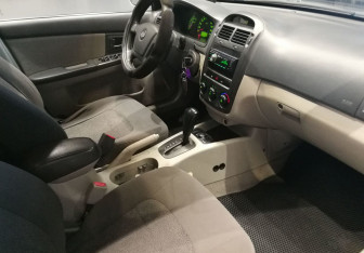 Подержанный автомобиль Kia Cerato Hatchback 2005 года (11 фото)