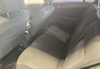 Подержанный автомобиль Opel Astra Wagon 2011 года (15 фото)