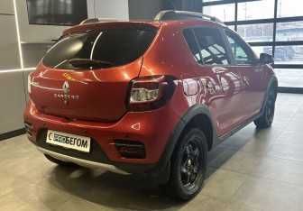 Подержанный автомобиль Renault Sandero 2016 года (7 фото)