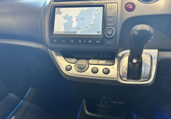 Подержанный автомобиль Honda Stream 2009 года (12 фото)