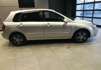 Подержанный автомобиль Kia Cerato Hatchback 2005 года (4 фото)
